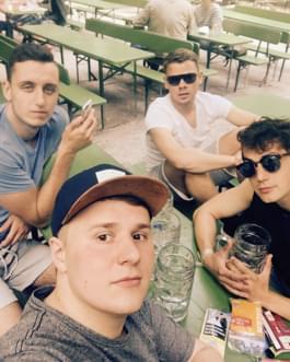Jungs im Englischen Garten