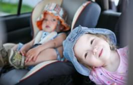 Kleinkinder im Auto bei Hitze