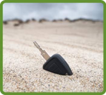 Autoschlüssel im Sand