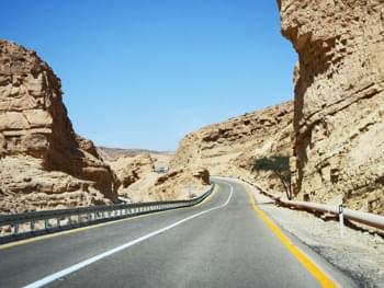 Straße durch die Negev-Wüste