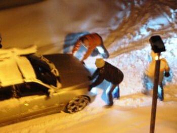 Auto im Schnee stecken geblieben
