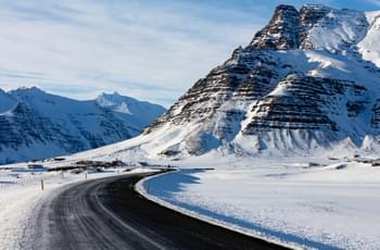 Straße auf Island im Winter