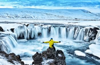 Sehenswürdigkeiten Island: Wasserfall im Winter