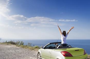 Frau im Cabrio