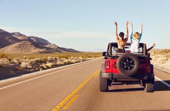Freunde im Cabrio