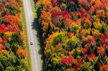 Fahrt durch Quebec im Herbst