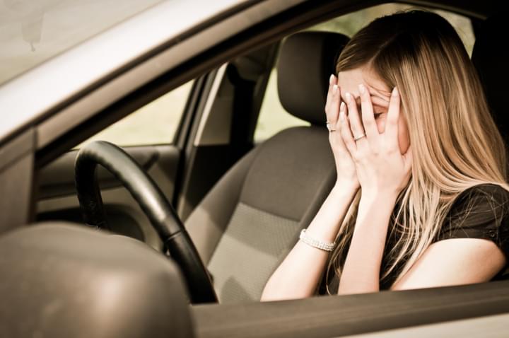 Frau hält sich wegen Bindehautentzündung die Augen