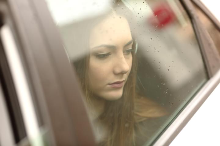Frau leidet unter Übelkeit im Auto