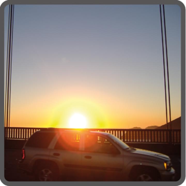 Sonnenuntergang hinter Auto