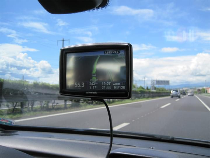 Navigationsgerät im Mietwagen