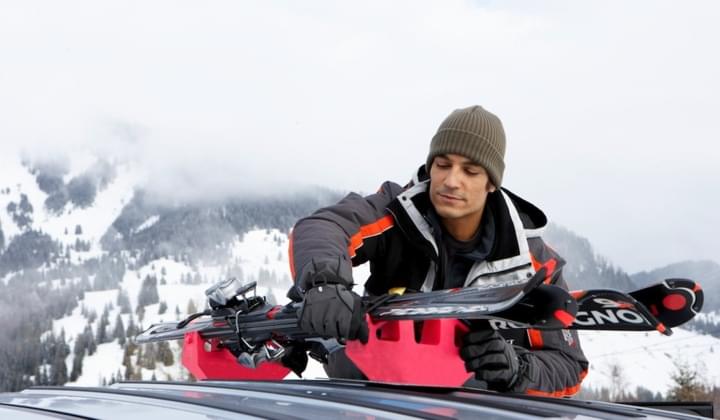 Ski auf dem Autodach transportieren