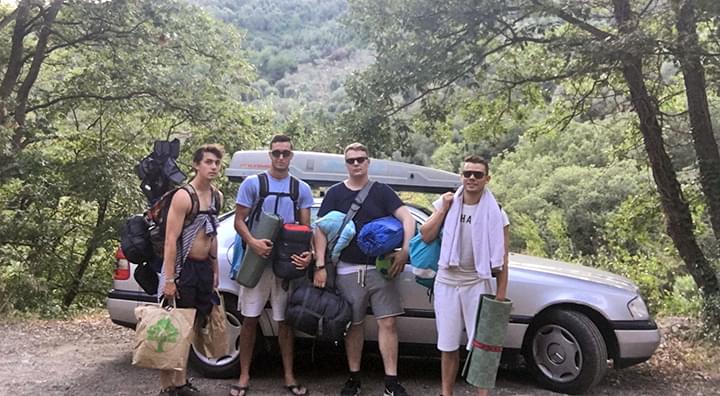 Freunde vor Auto in Italien