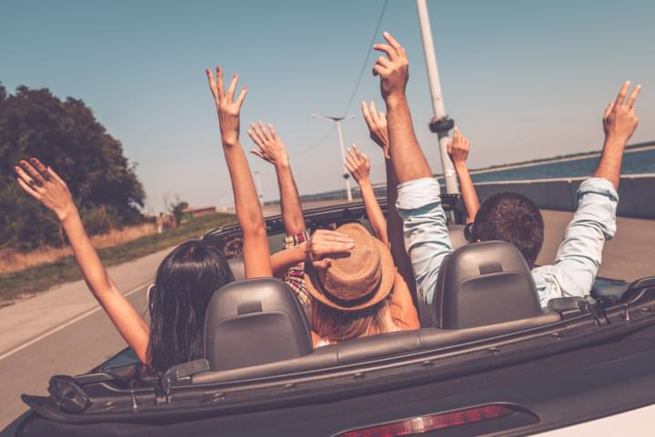 Mietwagen ab 18 mit Freunden im Ausland