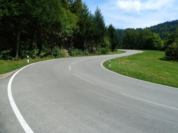 Kurvenreiche Straße im Schwarzwald