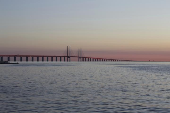 Die Öresundbrücke scheint mitten in der Ostsee zu enden