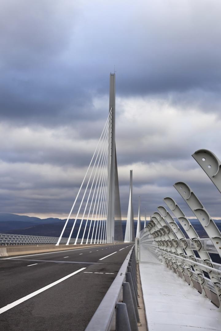 Auf der Fahrbahn der Millau Brücke