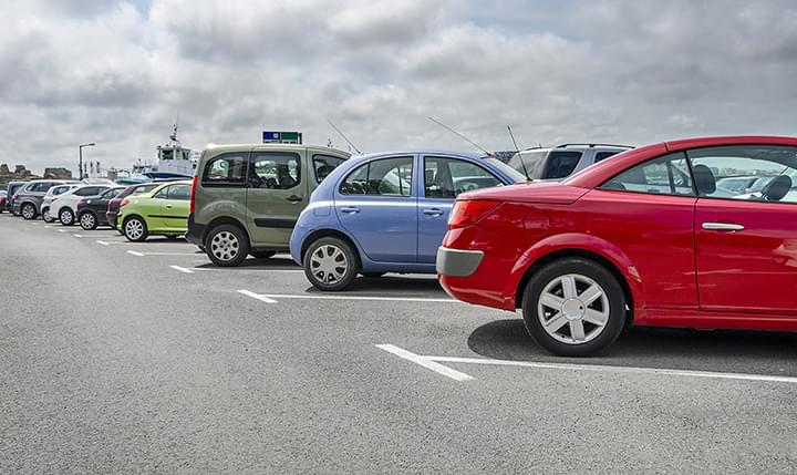 Autos auf Parkplatz