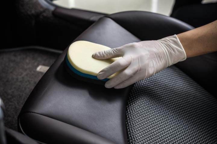 Autositz reinigen nach einem Malheur bei Übelkeit im Auto