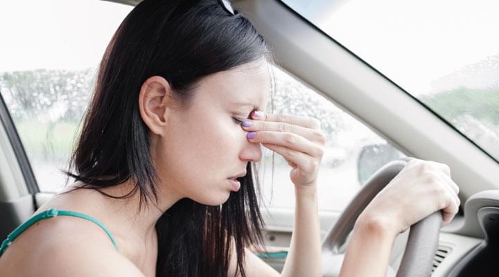 Apotheke im Auto gegen Übelkeit bei junger Frau