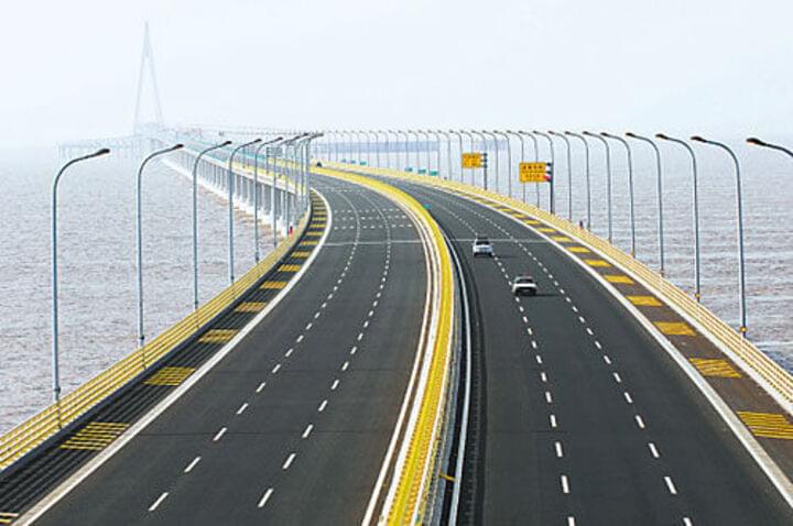 Fahrt auf der Hangzhou Bay Bridge