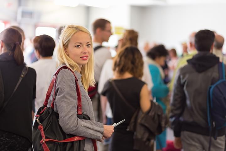 Frau in Warteschlange am Flughafen