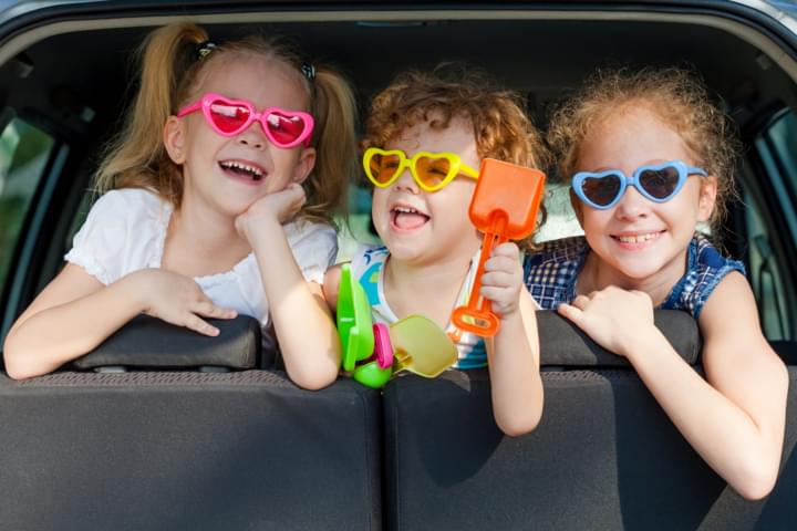 Kinder auf der Reise im Mietwagen