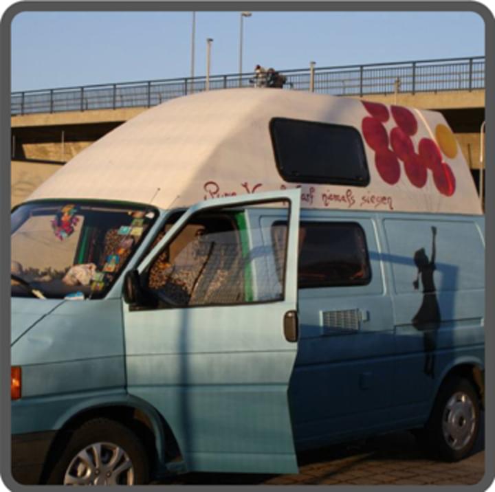 Blauer VW Bus
